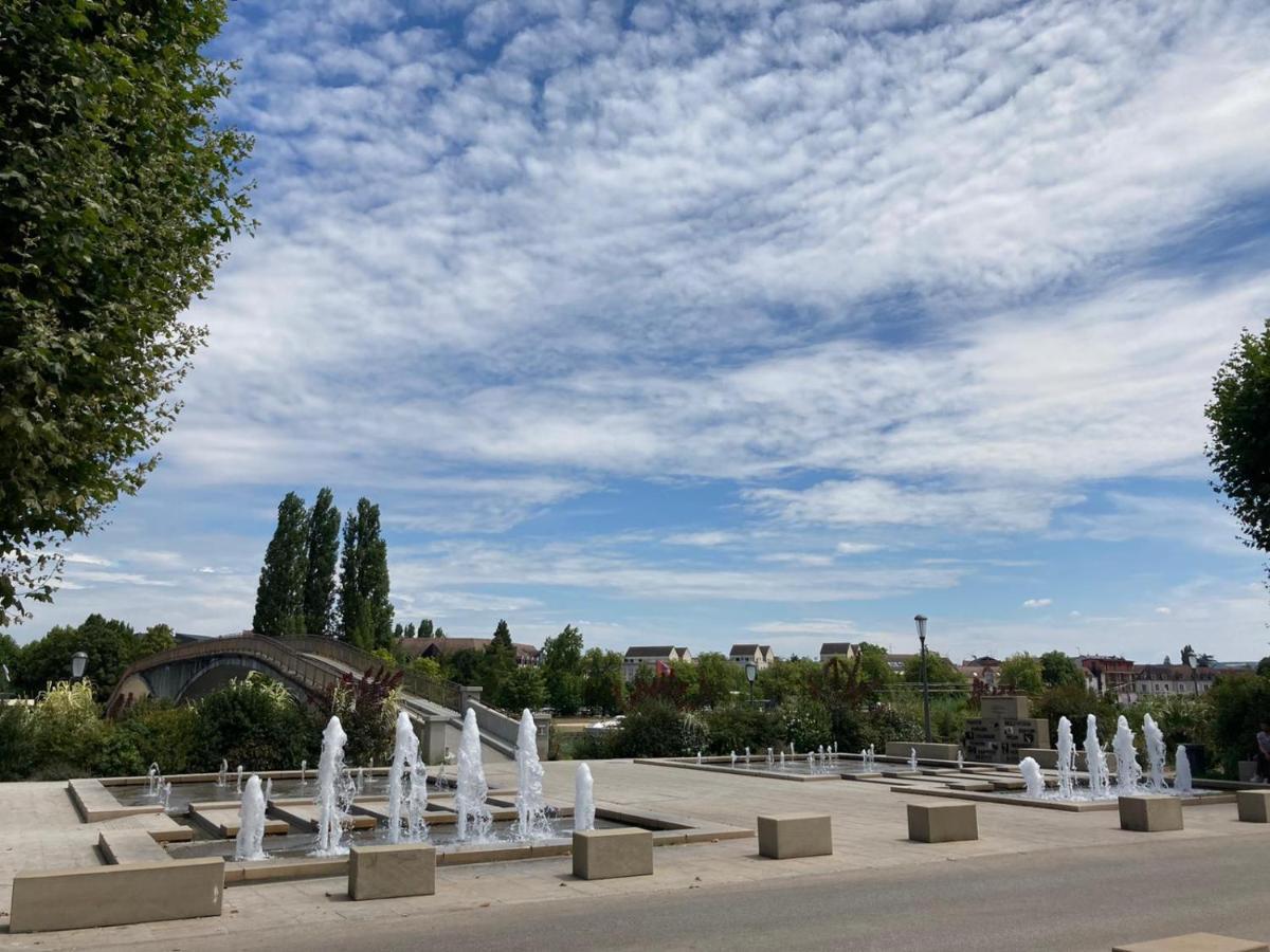 Et Au Pied Coule Une Riviere, Situation Et Vue Ideales Auxerre Exterior foto