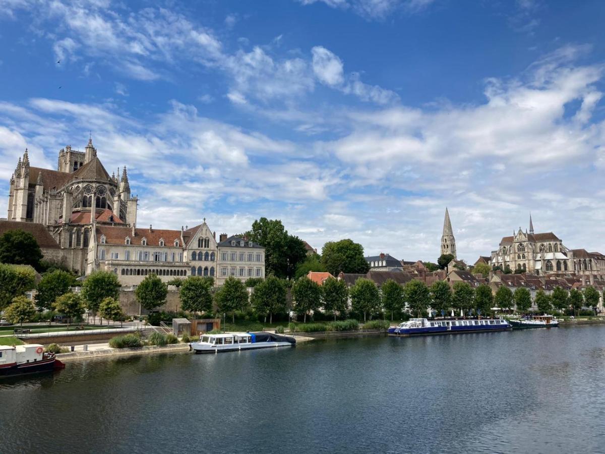 Et Au Pied Coule Une Riviere, Situation Et Vue Ideales Auxerre Exterior foto