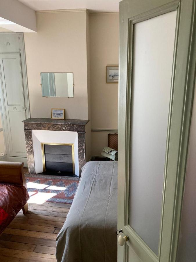 Et Au Pied Coule Une Riviere, Situation Et Vue Ideales Auxerre Exterior foto