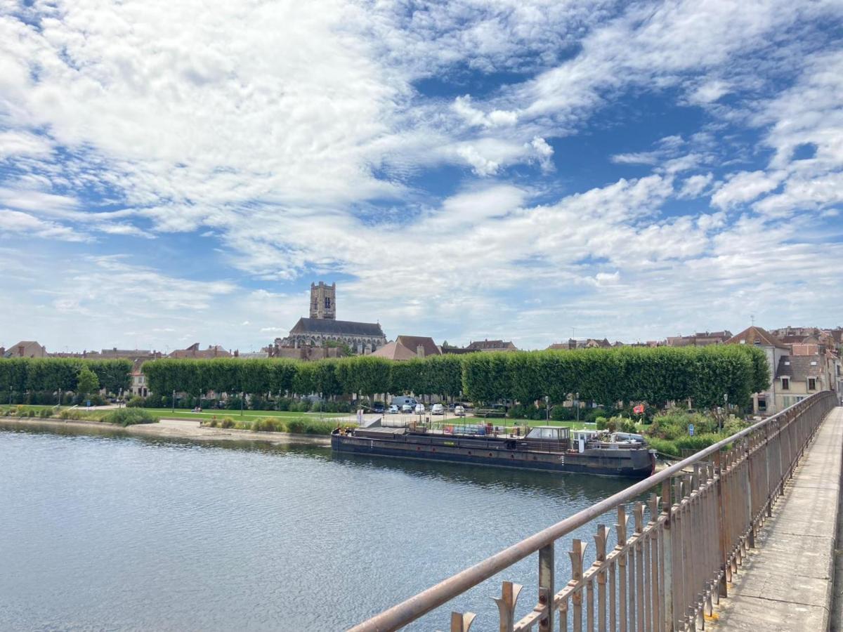 Et Au Pied Coule Une Riviere, Situation Et Vue Ideales Auxerre Exterior foto