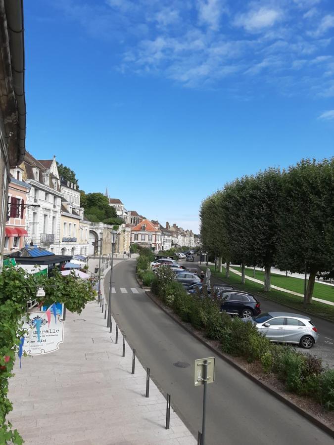 Et Au Pied Coule Une Riviere, Situation Et Vue Ideales Auxerre Exterior foto