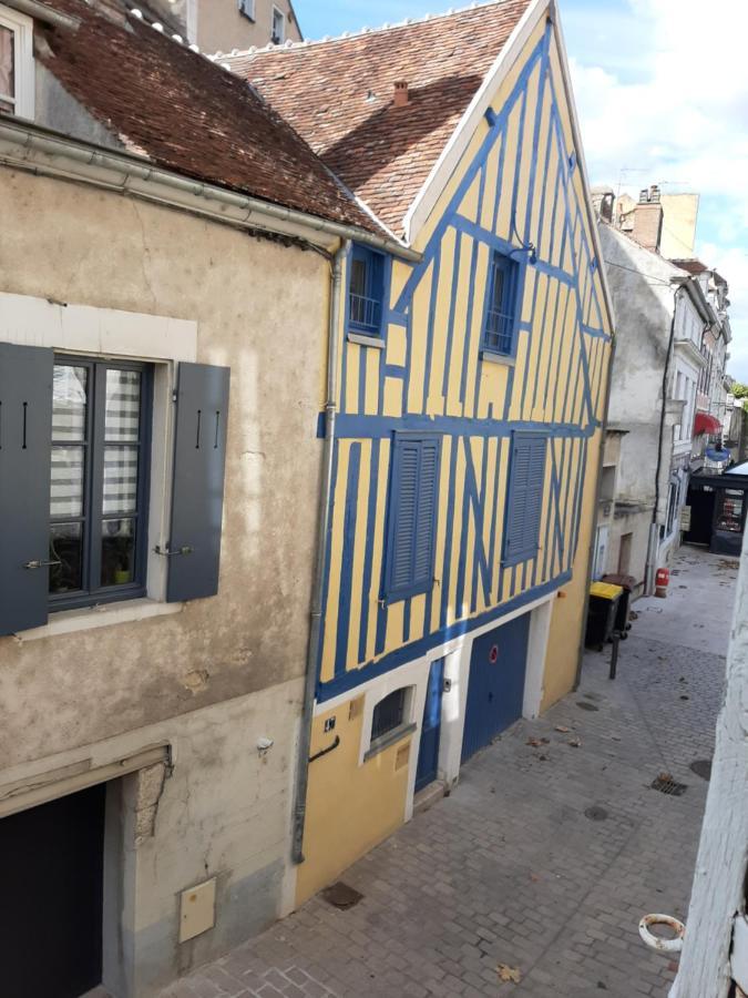 Et Au Pied Coule Une Riviere, Situation Et Vue Ideales Auxerre Exterior foto