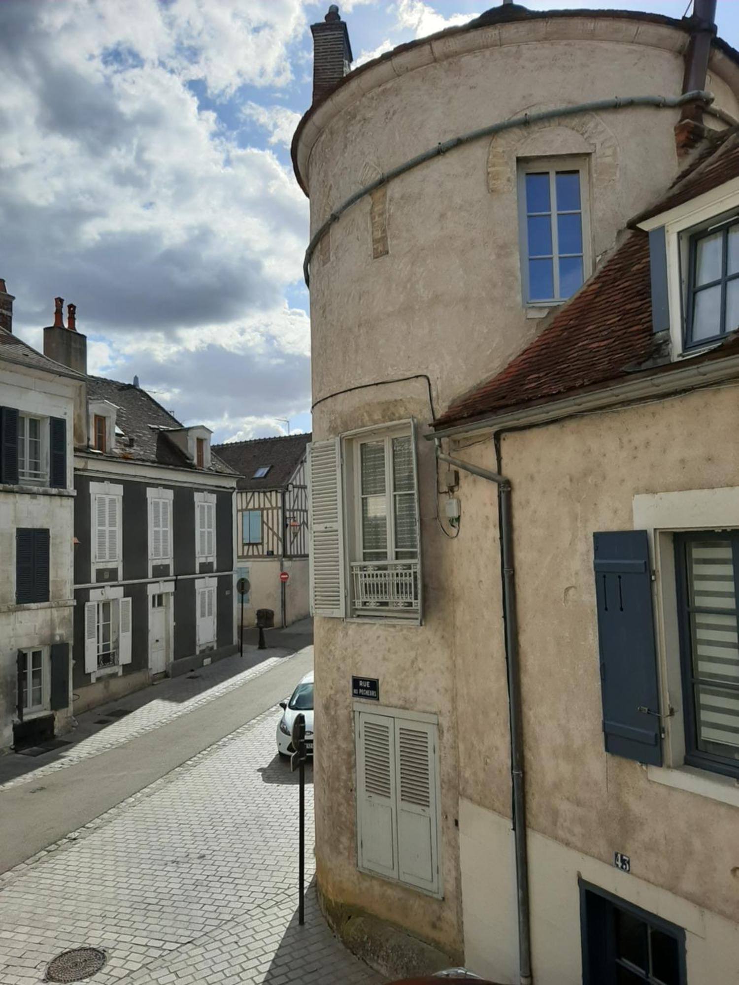 Et Au Pied Coule Une Riviere, Situation Et Vue Ideales Auxerre Quarto foto